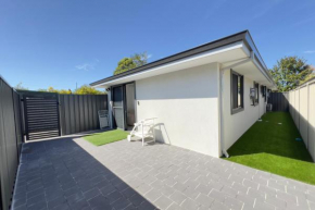 Spacious 2B1BHouse nr airport backyard&carparking